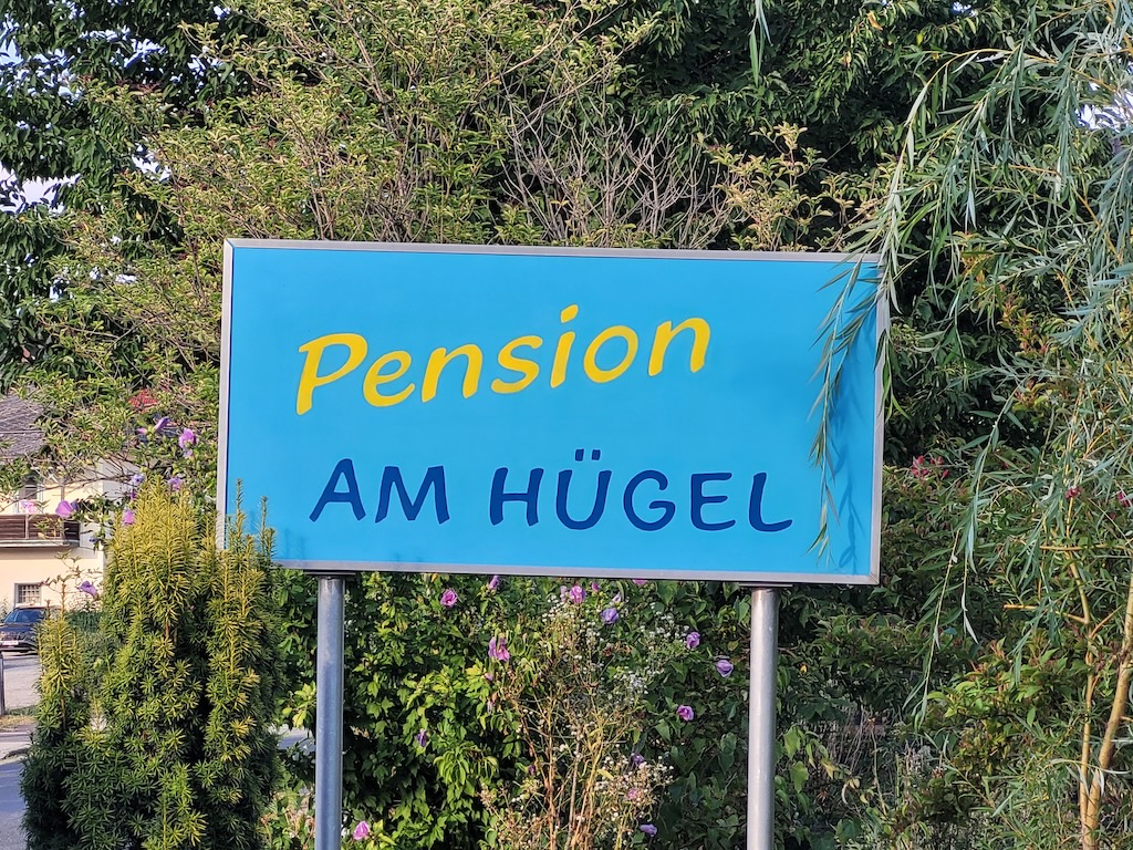 Pension am Hügel - Eingangstafel
